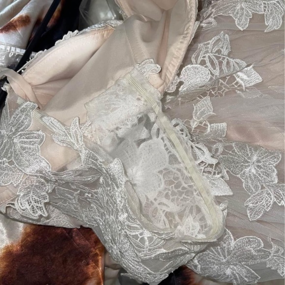 Wedding dress - Picture 4 of 6